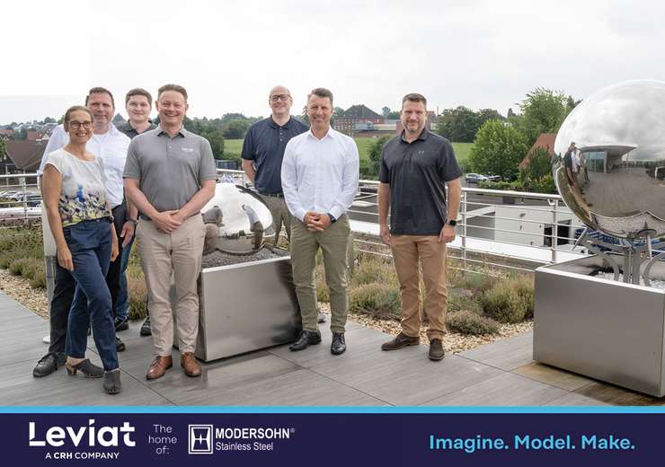 Photo on the roof terrace (from left to right): Gabriele Wächter, Jürgen Matzelle, Julian Dotzki, Jesse Hawthorne, Dennis Berghoff, Nico Ramstetter and Oliver Holleber
