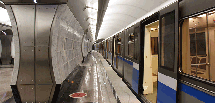 Referenzbild Metro Moskau, Am Bahngleis mit haltender Bahn