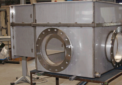 Photo liquid distributor with flanges