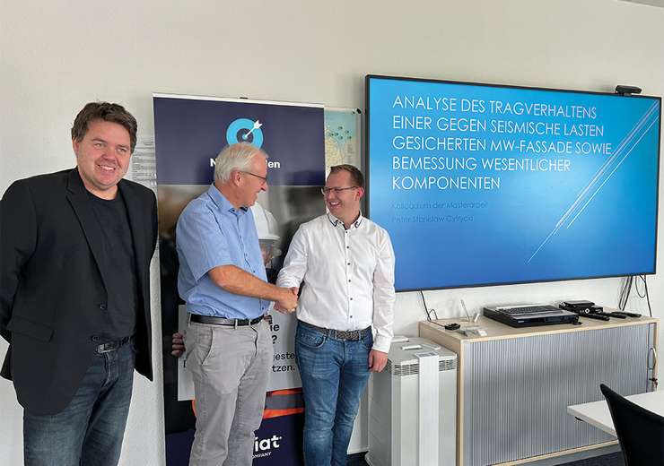 Peter wird zu seinem erfolgreichen Masterabschluss gratuliert.